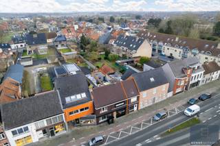 De ligging te Sijsele biedt u winkels , scholen, openbaar vervoer op wandelafstand. Daarnaast staat u op minder dan een kwartier in Brugge met de auto.<br /><br />De woning is ingedeeld in:<br />Inkom, leefruimte, keuken, veranda, berging, badkamer (voorzien van douche, toilet en lavabo), 2 slaapkamers en zolder.<br />Buiten: onderhoudsvrije koer en garage.<br /><br />Voor de investeerder: dit pand kan eveneens aangekocht worden met de naburige bakkerij (€480.000 samen).<br /><br />Van deze budgetvriendelijke woning in het centrum van Sijsele uw nieuwe thuis/investeringsproject maken?<br /><br />Contacteer Bonne Vastgoed 7 op 7 via 0468/10.40.40 of info@bonnevastgoed. be