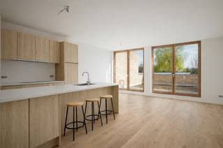 <div>
<p><strong>Ligging Gouwy</strong><br />Project Gouwy ligt in Sint-Martens-Latem, een groene en rustige omgeving die bekend staat om haar exclusieve woonkwaliteit. De woningen bevinden zich bovenop twee nieuwe commerciële handelsruimtes, waardoor bewoners profiteren van een centrale ligging én volledige privacy. De omliggende groenzones in Gouwy vormen een natuurlijke buffer en creëren een serene woonbeleving op hoogte.</p>
<p><strong>Project Gouwy</strong><br />Het project Gouwy omvat zestien woningen, waaronder zes duplexen, met oppervlaktes van 62 m² tot 172 m² en keuze uit één, twee of drie slaapkamers. Ruime terrastuinen tot 66 m² en dakterrassen met 180° zicht versterken de openheid en het buitengevoel. De oplevering van Gouwy is gepland voor maart 2026.</p>
<p>Het ontwerp van Gouwy van Bontinck Architecture & Engineering legt de nadruk op licht, ruimte en verfijnde lijnen. Grote glaspartijen, speelse volumes en hooggelegen woonruimtes creëren een vernieuwend architecturaal geheel met maximale beleving en privacy.</p>
<p>Elke woning is uitgerust met een lucht/water-warmtepomp, vloerverwarming met passieve koeling, individuele zonnepanelen en ventilatiesysteem D. Superisolerende beglazing en een doorgedreven energieconcept zorgen voor een zeer lage energievraag.</p>
<p>Gouwy combineert rust, uitzicht, groen en hedendaags comfort. Het project Gouwy is duurzaam, stijlvol en volledig klaar voor een toekomstgerichte woonervaring.</p>
</div>
<div>Nieuw voor investeerders : het 6% BTW-tarief geldt nu ook voor aankopen die gedurende 15 jaar verhuurd worden (onder de toepasselijke wettelijke voorwaarden). Dat verlaagt de aankoopkost en kan uw netto-rendement aanzienlijk verbeteren.<br /><br />De foto’s van de appartementen zijn gemaakt op locatie, maar nadien bijgewerkt. Hierdoor kunnen bepaalde details afwijken van de werkelijke situatie. De afbeeldingen zijn bedoeld om een realistisch beeld te geven van de ruimtes en mogelijkheden.
<div>
<div>
<div>
<div>
<div>
<div>
<div>
<div>
<div>
<div>
<div>
<div>
<div>
<div>
<div>
<div>
<div>
<div>
<div>
<div>
<div>
<div>
<div>
<div>
<div>
<div>
<div>
<div>
<div>
<blockquote><u></u></blockquote>
</div>
</div>
</div>
</div>
</div>
</div>
</div>
</div>
</div>
</div>
</div>
</div>
</div>
</div>
</div>
</div>
</div>
</div>
</div>
</div>
</div>
</div>
</div>
</div>
</div>
</div>
</div>
</div>
</div>
</div>
<div>Contacteer Krista voor meer info op 0470 70 72 26</div>