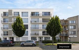 <p><span>Op wandelafstand van het centrum van Tessenderlo bevindt zich dit instapklare appartement op de vierde verdieping, vlot bereikbaar met de lift. Dankzij de centrale ligging, gunstige energieprestaties en conforme elektrische installatie vormt dit zowel een interessante investering als een comfortabele woonst!</span></p><p><span> </span></p><p><span>Het appartement is momenteel verhuurd, wat het uitermate geschikt maakt als opbrengsteigendom. Wenst u het appartement zelf te bewonen? Dan kan de huurovereenkomst worden beëindigd met een opzegtermijn van 6 maanden.</span></p><p><span> </span></p><p><span>De indeling omvat een inkomhal, een ruime lichtrijke leefruimte met open keuken voorzien van alle hedendaags comfort, een praktische berging, een badkamer met ligbad, lavabo en toilet, en twee volwaardige slaapkamers.</span></p><p><span>Daarnaast beschikt het appartement over maar liefst twee privatieve terrassen waar u in alle rust kunt genieten.</span></p><p><span> </span></p><p><span>Een bijkomende troef is dat de huidige eigenares haar aandeel in de geplande gevel- en terrasrenovatie reeds volledig heeft betaald. De toekomstige gevelafwerking (met bijkomende isolatie) zal zorgen voor een frisse, moderne uitstraling van het gebouw. De definitieve kleurkeuze van de crepi dient nog te worden vastgelegd.</span></p><p><span> </span></p><p><span>Troeven op een rij: Centrale ligging, 2 slaapkamers, aanwezigheid van lift, gunstige energiescore (dankzij de komende gevelrenovatie mag bovendien een verdere verbetering van de energieprestaties worden verwacht), elektrische installatie CONFORM AREI, voldoende parkeermogelijkheden in de directe omgeving!</span></p><p><span> </span></p><p><span>SBU: In aanvraag.</span></p><p><span> </span></p><p><span>Een ideale opportuniteit voor zowel investeerders als starters. Plan snel uw bezoek en ontdek de vele troeven!</span></p><p><span>Kenneth (kenneth.pollet@vastgoedhuys.be) 0472/03 25 88 of Melissa (melissa.cardaci@vastgoedhuys.be) 0486/54 71 80.</span></p>