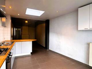 <p><span>Gezellige en karaktervolle woning op een gunstige ligging nabij het station van Vichte.</span></p><p><span>Deze charmante woning combineert authentieke elementen met hedendaags comfort. Bij het binnenkomen komt u in de inkomhal met aansluitend een gezellige tv-hoek. Verder bevindt zich de lichtrijke tweede leefruimte met eethoek en een open keuken. De keuken is praktisch ingericht en geeft via een rolschuifraam rechtstreeks toegang tot het terras en de tuin.</span></p><p><span>Op het gelijkvloers bevindt zich tevens de badkamer, uitgerust met een lavabo en een ruime inloopdouche.</span></p><p><span>De tuin is onderhoudsvriendelijk aangelegd en vormt een aangename buitenruimte om rustig te genieten.</span></p><p><span>Op de eerste verdieping bevinden zich twee slaapkamers met dubbele beglazing en pvc-ramen. Via een vaste trap bereikt u de volledig ingerichte zolderruimte, die perfect kan dienen als extra slaapkamer, bureau of hobbyruimte.</span></p><p><span>De woning beschikt over centrale verwarming op aardgas en is voorzien van dubbele beglazing, wat bijdraagt aan een comfortabel woonklimaat. Bovendien wordt de woning nog volledig herschilderd, zodat u ze fris en instapklaar kan betrekken.</span></p><p><span>Een ideale woning voor wie op zoek is naar een gezellige woning met authentieke elementen en een praktische indeling, gelegen nabij het station.</span></p><p><span> </span></p>