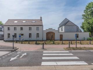<span><strong>KARAKTERVOLLE RUIME WONING INCLUSIEF PRAKTIJKRUIMTE OP EEN PERCEEL VAN 5A74CA TE DILSEN-STOKKEM (ELEN) <br /><br />TROEVEN<br /></strong>- Ideale commerciële ligging langs de Rijksweg! (N78). <br />- Goede verbinding naar omliggende gemeenten zoals Maaseik, Maasmechelen,... <br />- Dichtbij de grens met Nederland. <br />- Pand met diverse mogelijkheden: praktijkruimte, kangoeroewoning,... <br />- Combinatie wonen & werken mogelijk! <br />- EPC-label D: GEEN renovatieverplichting!<br />- Ruime woning met een bewoonbare oppervlakte van 285 m². <br />- Asbestveilige woning! <br />- 4 slaapkamers (eventueel 5 of 6)! <br />- Inpandige garage.<br />- Parkeergelegenheid in directe omgeving<br />- Terras met zicht op de volledig omheinde tuin! <br /><strong><br />KELDERVERDIEPING -1 <br /></strong>- Kelderruimte (6,40m x 3,00m = 19,20m²): gewelfde kelder, betonvloer. <strong><br /><br />GELIJKVLOERS 00<br /></strong>- Inkomhal (2,00m x 1,50m = 3,00m²): tegelvloer. <br />- Hal (1,00m x 2,20m = 2,20m²): tegelvloer. <br />- Traphal ((5,30m x 1,50m) + (3,75m x 3,00m) = 19,20m²): trap naar kelder en eerste verdieping, tegelvloer. <br />- Woonkamer 1 (5,00m x 7,80m = 39,00m²): ook mogelijk als polyvalente ruimte, houten lambrisering, houten schouwmantel, parketvloer. <br /></span>- Woonkamer 2 <span>(5,50m x 8,50m = 46,75m²): ook mogelijk als polyvalente ruimte, open haard, schuifpui naar de tuin, veel lichtinval dankzij grote raampartijen, tegelvloer. </span><br /><span>- Keuken (4,00m x 4,00m = 16,00m²): geïnstalleerde keuken met onderkasten, bovenkasten, koelkast, oven, microgolfoven, gasfornuis, spoelbak, betegelde achterwand, deur naar de tuin, tegelvloer. </span><br /><span>- Toilet (1,10m x 0,90m = 0,99m²): zittoilet, tegelvloer.<br />- Bureel (6,00m x 5,00m = 30,00m²): voorheen dokterspraktijk, inbouwkasten, bureau,...tegelvloer. </span><br /><span>- Berging 1 (4,75m x 4,20m = 19,95m²): tegelvloer.</span><span><br /></span>- Berging 2 <span> (3,00m x 2,40m = 7,20m²): voorheen wachtzaal, tegelvloer. </span><br /><br /><span><strong>VERDIEPING</strong> <strong>+01 </strong></span><br /><span>- Overloop <strong> </strong>((4,80m x 2,00m) + (2,00m x 1,00m) = 14,84m²)): trap naar het gelijkvloers, laminaat. <br />- Badkamer (2,40m x 5,35m = 12,84m²): badmeubel met dubbele lavabo, kolomkasten, spiegel; ligbad, douche met betegelde achterwand, novilon.<br />- Berging 3 (4,10m x 2,65m = 10,87m²): vlizotrap naar de zolder, houten vloer. <br />- Toilet (1,00m x 1,10m = 1,10m²): zittoilet, novilon. <br />- Slaapkamer 1 (4,75m x 3,00m = 14,25m²): laminaat. <br />- Slaapkamer 2 (4,30m x 4,50m = 19,35m²): laminaat. <br />- Slaapkamer 3 (3,00m x 4,30m = 12,90m²): muurkasten, laminaat. <br />- Slaapkamer 4 (3,00m x 4,90m = 14,70m²): muurkasten, laminaat. <br /><br /><strong>ZOLDERVERDIEPING</strong> <strong>+02 | </strong>((4,60m x 3,40m) + (11,90m x 1,00m) = 27,54m²) VERNIEUWD DAK + Cv-installatie (gas). <strong><br /></strong></span><br /><span><strong>EXTERIEUR</strong></span><br /><span>-Terras (4,30m x 5,00m = 21,50m²): terrastegels. <strong><br /></strong>- Beklinkerd pad naar de garage. <br />- Volledig omheinde & aangelegde tuin. <br />- Inpandige garage met automatische poort. (3,40m x 6,80m = 23,12m²): tegelvloer. <br /><span><br /></span><br />Bekijkt u deze advertentie via een aanverwante vastgoedsite, surf dan zeker naar onze website <strong>www.N78vastgoed.be</strong> voor een uitgebreide beschrijving en foto's. <strong>Meer info: +32 (0)89 86 18 88 of info@N78vastgoed.be.</strong></span>