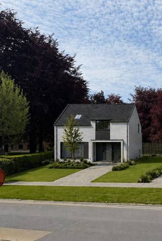 TE KOOP - Bouwgrond van 870 m² te Lede<br /><br />Deze ruime bouwgrond van 870 m² is gelegen op een strategische locatie te Lede. Dit perceel is geschikt voor een halfopen bebouwing. <br /><br />De ligging is bijzonder interessant voor wie belang hecht aan bereikbaarheid. Op korte afstand bevinden zich maar liefst twee opritten van de autostrade, waardoor steden zoals Aalst, Gent en Brussel vlot bereikbaar zijn. Ook zijn er tal van winkels op korte afstand. <br /><br />Wenst u meer info contacteer: kristof.de.clercq@albert.immo of 0474/76 45 11