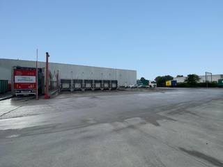 Uitstekend gelegen magazijn van 2.500 m² te huur op industrieterrein Roeselare-Beveren, op amper +/- 1 km van de R32 die na 3 km een vlotte ontsluiting biedt naar de E403 op- en afrit Roeselare-Beveren.<br />De loods met een vrije hoogte van 8 m is toegankelijk via een sectionale poort en 6 laadkades (1 laadkade per 1.000 m²). Tevens aanwezigheid van lichtstraat met rookluik, polybetonvloer, slimme LED-verlichting en sanitair. De rekken kunnen aangepast worden.<br />Ruime parkeer- en manoeuvreerruimte voorzien op het terrein. Onmiddellijk beschikbaar. Contacteer PANORAMA B2B voor meer inlichtingen, plannen of een vrijblijvend plaatsbezoek 050 300 700.