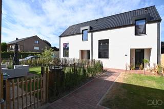 Achter de charmante vakwerkwoning aan Veerstraat 60B schuilt deze knappe, energiezuinige nieuwbouwwoning die hedendaags wooncomfort moeiteloos combineert met rust en privacy. Het pand is afgewerkt met de allernieuwste technieken en kwalitatieve materialen, wat garant staat voor duurzaam en zorgeloos wonen. De verwarming gebeurt door middel van een warmtepomp met vloerverwarming en zonneboiler in combinatie met zonnepanelen.<br /><br />Bij het betreden van de woning komt u in een verzorgde inkomhal met apart gastentoilet. Het gelijkvloers omvat verder een praktische berging, een volledig ingerichte keuken en een lichtrijke leefruimte die uitkijkt op de tuin – ideaal voor gezellige momenten met familie en vrienden.<br /><br />Op de eerste verdieping bevinden zich drie volwaardige slaapkamers, een moderne badkamer, een apart toilet en een nachthal. De hoge plafonds in zowel de dag- als nachthal creëren een uitgesproken gevoel van ruimte en licht, wat het wooncomfort aanzienlijk versterkt.<br /><br />De zolderverdieping biedt bijkomende stockageruimte.<br /><br />Buiten geniet u van een onderhoudsvriendelijke tuin met aangenaam terras, perfect om tot rust te komen. Daarnaast is er parkeergelegenheid voorzien.<br /><br />Samenvatting van de aankoopmodaliteiten:<br />Grondwaarde: € 100.000,00 + 12% registratierechten<br />Constructiewaarde: € 237.190,00 + 21% BTW<br /><br />Totale prijs: € 399.000,00 exclusief de schrijfkosten en de kosten van de nutsaansluitingen.<br /><br />Bent u op zoek naar een instapklare nieuwbouwwoning in het landelijke en gezellige Wellen? Dan is deze woning absoluut een bezoek waard. Neem vandaag nog contact op voor meer informatie of een bezichtiging.
