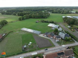 Op een uitstekende locatie te Onze Lieve Vrouw Waver bevindt zich deze te renoveren woning in een groene omgeving op een fantastisch perceel van maar liefst 24.359 m². U geniet hier van een uitstekende bereikbaarheid door de aanwezigheid van belangrijke invalswegen, toch vlakbij het centrum met winkels, scholen en het openbaar vervoer.<br /><br />Interesse in deze woonst? Klik hier voor een wondermooi vogelperspectief!<br /><br />Het betreft een zonevreemde woning die u mogelijks ook kunt afbreken en heropbouwen tot 1000 m³. De serre, paardenstal en schuur (achterbouw) dienen wel nog afgebroken te worden overeenkomstig de laatst afgeleverde vergunning.<br /><br />We betreden de woning via de inkomhal met vestiaire. De ruime leefruimte geniet van veel lichtinval door de vele raampartijen. U kunt deze inrichten met een gezellige zithoek en een aparte eetplaats. Aangrenzend bevindt zich de keuken, voorzien van de voornaamste toestellen. Verder beschikt het gelijkvloers nog over een apart toilet, de badkamer met douchebad en lavabo en een bergruimte.  De nachthal op de eerste verdieping geeft ons toegang tot 3 ruime slaapkamers en een apart toilet met lavabo. Tenslotte is deze woning voorzien van een ruime zolder die u nog kan inrichten tot een extra slaapkamer. In de royale tuin met bijhorende weilanden kan u in alle rust genieten van de groene omgeving. <br /><br />U bent verplicht om deze woning binnen de 5 jaar na aankoop grondig energetisch te renoveren tot minimum EPC-label D.<br /><br />Dit is een uitstekende opportuniteit als u op zoek bent naar een woning gelegen op een uniek perceel van 24.359 m².  Contacteer ons voor meer informatie op 0472/22 12 41 of via info@boonstravastgoed.be<br /><br />Bijzonderheden:<br />- Groene omgeving<br />- Perceel = 24.359 m²<br />- Mogelijks 4 slaapkamers