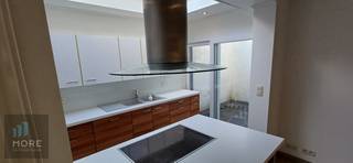 Huisje te koop met op het gelijkvloers een lichtrijke woonkamer met compleet ingerichte keuken, koer, berging en apart toilet, badkamer met douche, toilet en lavabo, boven bevinden er zich twee slaapkamers.<br /><br /><br /><br /><span><strong>Tekoopstelling onder voorwaarden; Zie www.more.be, "bijlagen" en onder voorbehoud van beschikbaarheid.</strong></span>