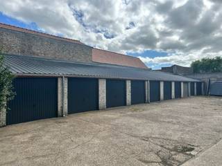 Garages fermés avec de nouveaux portails, en vente, dimensions : largeur 2,9m - profondeur 5,09m.