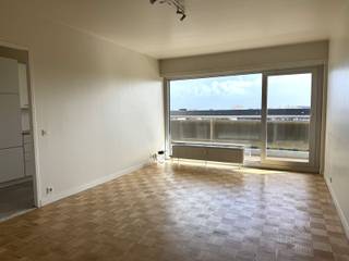 Appartement op de 4de verdieping met inkomhal met 3 deurs-vestiairekast, woonkamer, ingerichte keuken, 1 slaapkamer, berging en ruim terras.Met een mobi-score van 9,4/10 ideaal gelegen. Openbaar vervoer, onderwijs, winkels en diensten, ontspanning, sport, cultuur, gezondheidszorg, allen op wandelafstand gelegen.