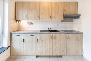 In het centrum van Lier bevindt zich dit instapklare tweeslaapkamerappartement, gelegen op de tweede verdieping van een kleinschalig gebouw. Openbaar vervoer, winkels en gezellige horecazaken zijn vlot bereikbaar te voet.<br /><br />Bij het binnenkomen word je verwelkomd in de lichtrijke leefruimte met aansluitend de keuken. De badkamer is praktisch ingericht en uitgerust met een douche, een lavabomeubel en een toilet. De slaapkamers bevinden zich aan de achterzijde, waarvan één directe toegang heeft tot het terras. Daarnaast beschikt het appartement op het gelijkvloers over een berging, waar ook plaats is voor het stallen van fietsen.<br /><br />Beschikbaar: onmiddellijk<br /><br />Vraag je bezoek uitsluitend aan via de website van Malines Group!