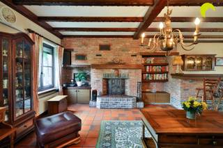 <p><span>Verscholen tussen het groen maar pal in het centrum van Kontich, vinden we deze zeer degelijke open bebouwing op een perceel van 1876 m².  De woning is bereikbaar via een doodlopend steegje én het perceel grenst nog aan 2 andere toegangen (Leiaard en Cornelis Verhulstlaan).</span></p><p><span>Met een bewoonbare oppervlakte van 308 m² (incl. giga zolder) + nog een achtergelegen atelier/garages van 100 m² met aparte toegang, biedt dit unieke eigendom tal van mogelijkheden!</span></p><p><span>Bovendien is er een unieke tuin die organisch werd ingedeeld door middel van hagen, bomen en aanplantingen. </span></p><p><span> </span></p><p><span>Indeling:</span></p><p><span>We komen binnen in de woning via de inkomhal met vestiaire en toilet, die toegang geeft tot alle ruimtes.</span></p><p><span>Links vinden we de ruime woonkamer (50 m²) met achteraan nog een aangebouwde veranda van 15 m². Centraal achteraan is er de ruime keuken, voorzien van eiken kasten, een gootsteen, kookplaat, dampkap en koelkast.  </span></p><p><span>Zowel via de veranda als de keuken heb je toegang naar de zalige tuin.</span></p><p><span>Verder zijn er 2 ruime slaapkamers (15 en 16 m²) op parketvloer en de neutrale badkamer, voorzien van een bad, douche, tweede toilet en dubbel lavabomeubel.</span></p><p><span>De inpandige garage van 22 m² heeft een aansluiting voor wasmachine en biedt plaats aan alle technieken. </span></p><p><span>Hier is ook een deur naar de tuin.</span></p><p><span>De immense zolderverdieping van maar liefst 140 m² biedt nog een zee aan uitbreidingsmogelijkheden.</span></p><p><span>Achteraan op het perceel is er dan nog het atelier (opgedeeld in 3 delen) dat gemakkelijk bereikbaar is via de straat 'Leiaard' en doorgang geeft naar de woning via de tuin. Ideaal voor opslag of werkruimte.</span></p><p><span> </span></p><p><span>De voornaamste troeven van dit eigendom zijn:</span></p><p><span>- Unieke ligging in het centrum van Kontich maar toch super rustig</span></p><p><span>- Uiterst degelijke woning en perfect onderhouden</span></p><p><span>- Groot perceel - ruime tuin met zuid-west oriëntering</span></p><p><span>- Gelijkvloers wonen kan + uitbreidingsmogelijkheden op 1eV</span></p><p><span>- Achterliggend atelier, bereikbaar via andere straat</span></p><p><span> </span></p><p><span>EPC: 230 kWh/m² - C-label</span></p><p><span>Waterinfo: P-score C - G-score C</span></p><p><span> </span></p><p><span>Voor een bezoek ter plaatse kan u ons contacteren op het nummer 03 449 42 41 of mail ons via hallo@habicom.be.</span></p><p><span>Benieuwd naar de waarde van jouw woning?  Check het gratis op www.watismijnhuiswaard.be</span></p><p><span> </span></p><p><span> </span></p>
