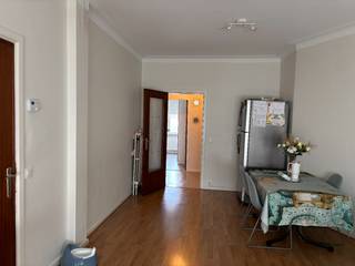 Het appartement 76 m² is gelegen op het gelijkvloers van een kleinschalig gebouw. Ze bestaat uit 2 slaapkamers, badkamer met ligbad en douchemogelijkheid, apart toilet en gerenoveerde keuken.<br /><br />Verder is er naast de gewone kelderberging een zeer ruime kelder van 34 m² inbegrepen in de prijs. <br /><br />Verdere troeven zijn het achtergelegen tuintje, EPC-score C, een conforme elektriciteitskeuring, een asbestveilig attest en een uitstekende ligging, rustig maar toch dicht bij diverse invalswegen. <br /><br />Een ondergrondse garage met kantelpoort verplicht mee aan te kopen aan de prijs van € 22.500.<br /><br />Momenteel verhuurd zodat het eventueel ook in aanmerking komt als investering.