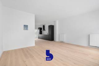 Ontdek dit prachtig gerenoveerde appartement in de charmante Londenstraat, op een toplocatie in Oostende. Op slechts enkele stappen van de gezellige Visserskaai en het strand geniet u hier van het beste wat de stad te bieden heeft: een centrale ligging gecombineerd met rust en comfort.<br /><br />Het gebouw werd volledig gerenoveerd en kreeg een tijdloze architectuur. Ook het appartement zelf werd volledig gestript en opnieuw opgebouwd met kwalitatieve materialen en een oog voor detail.<br /><br />Bij het binnenkomen valt meteen de ruime en lichtrijke woonkamer op. Dankzij de grote raampartijen baadt de leefruimte in natuurlijk licht en vloeit ze naadloos over in de strakke, volledig uitgeruste keuken. Deze keuken beschikt onder andere over een spoeltafel, keramisch fornuis, koelkast, diepvriezer, oven, vaatwasser en dampkap. Aansluitend bevindt zich een praktisch terras, ideaal om even te genieten van de buitenlucht.<br /><br />Het volledige appartement werd afgewerkt met stijlvolle parketvloeren, wat zorgt voor een warme en elegante uitstraling en is met zijn 100 vierkante meter uitzonderlijk ruim<br /><br />Via de gang komen we in het slaapgedeelte met een berging, 2 slaapkamers en een badkamer met douche, lavabo met meubel, handdoekdroger.<br /><br />Extra troeven van dit appartement zijn de energiezuinige EPC-score B, een blanco elektrische keuring en een inbegrepen kelderberging.<br /><br />Dankzij de rustige ligging vlak bij het stadscentrum is dit appartement bijzonder aantrekkelijk voor vaste bewoners, investeerders én tweede verblijvers die willen genieten van alles wat Oostende te bieden heeft: zee, strand, gastronomie en een bruisende sfeer.<br /><br />Een instapklaar appartement op een toplocatie aan zee, een unieke kans!<br />EPC 'A' en blanco keuring van elektrische installaties. 