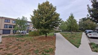 <p><span>Gunstig gelegen en goed onderhouden gelijkvloers appartement met 1 slaapkamer + binnenkoer en aparte handelsruimte als ook aanpalende garagebox met dubbele oprit.</span></p><p><span>Gezien dit pand verhuurd is, zijnde deels onder handelshuurovereenkomst en deels onder woninghuurovereenkomst is dit momenteel vooral interessant als investering: Prima huur rendement.</span></p><p><span>Tevens heel wat mogelijkheden voor vrij beroep na beëindiging huurovereenkomst, mede gezien de aanwezige parkeergelegenheid.</span></p><p><span>Interesse? Boek dan snel uw afspraak en kom zeker niet TE LAET!</span></p><p><span> </span></p><p><span> </span></p>