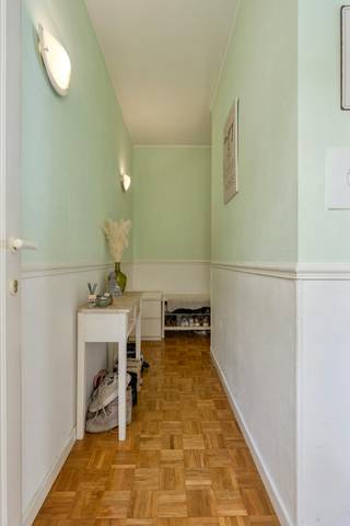 Het appartement dat we te koop aanbieden geniet een rustige ligging in Hoevenen, vlakbij alle belangrijke voorzieningen zoals openbaar vervoer en winkels. We betreden het appartement via de ruime inkomhal die toegang geeft tot alle ruimtes. De woonkamer is voorzien van veel lichtinval en biedt toegang tot het terras aan de voorzijde. Aansluitend aan de leefruimte vinden we de open keuken. Verder is er een badkamer voorzien van douche en lavabomeubel. Daarnaast vinden we 3 slaapkamers waarvan één met toegang tot het achtergelegen terras. Het appartement werd steeds goed onderhouden en is volledig instapklaar! Ideaal voor zowel eigen gebruik als investering. Achteraan het gebouw bevindt zich een garage, wat extra gemak en opslagruimte biedt. DIVERSE:- gunstig EPC label C: 267 kWh/m²- conforme EK- Garage inbegrepen! - momenteel verhuurd aan stabiele huurder Interesse in dit appartement? Bel ons 03/666 66 66 of via e-mail op kapellen@dewaele.com.Bestuursmaatregelen in het maatregelenregister: nee