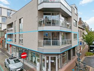 FIRST VISIT <br />Zat 12/09 tussen 13u30-14u30 (enkel op reservatie) <br /><br /><strong>Ruim en royaal wonen</strong> in het hart van Roeselare - dichtbij de Grote Markt <br />Ruimte, licht, comfort en een absolute topligging.<br /><br />Welkom in dit uitzonderlijk ruime en<strong> stijlvolle appartement van meer dan 200 m²</strong>, ontstaan uit de samenvoeging van twee appartementen tot één indrukwekkend geheel. Hier geniet u van een unieke combinatie van rust en hedendaags wooncomfort, en dat midden <strong>in het bruisende centrum </strong>van Roeselare.<br /><br />De ligging is werkelijk ideaal: de Markt, de Munt, de Ooststraat, het station, het Geytepark, de Ronde Kom en het nieuwe Moermanpark bevinden zich allemaal op wandelafstand. Winkelen, lunchen, sporten of gewoon heerlijk ontspannen? Alles ligt binnen handbereik.<br /><br />Via de lift bereikt u de eerste verdieping, waar u rechtstreeks het appartement binnenkomt. De toegang is voorzien van extra beveiliging. De ruime inkomhal beschikt over praktische, ingemaakte kasten en zet meteen de toon voor de kwalitatieve afwerking die u doorheen het hele appartement terugvindt.<br /><br />De lichtrijke leefruimte en keuken <strong>vormen één harmonieus geheel </strong>van meer dan 65 m². De moderne keuken is uitgerust met kwalitatieve AEG-toestellen en afgewerkt met een stijlvolle composieten werkplaat en bijpassende tafel/bar. Dankzij de grote raampartijen geniet u volop van natuurlijk daglicht en van de middagzon.<br /><br />De brede terrassen vormen een aangename verlenging van de leefruimte en bieden een heerlijke plek om buiten te genieten.<br /><br /><strong>Slaapkamers, bureau en luxueuze badkamer</strong><br /><br />De royale masterbedroom beschikt over een aparte dressing en bijkomende kastruimte. Daarnaast is er een praktische bureauruimte, ideaal voor wie thuis wil werken.<br />De tweede slaapkamer is volledig apart en beschikt bovendien over een eigen terras.<br />De badkamer is een echte blikvanger en werd stijlvol ingericht met een ingewerkt ligbad en een ruime douche. Ook hier werd duidelijk gekozen voor kwaliteit, comfort en een tijdloze uitstraling.<br /><br />Dit recent gebouwde appartement is volledig instapklaar en afgewerkt met hoogwaardige materialen. De combinatie van de uitzonderlijke oppervlakte, de vele lichtinval, de ruime terrassen en de centrale ligging maakt dit tot een bijzonder comfortabele en unieke woonplek.<br /><br /><strong>Genieten van het stadsleven was nog nooit zo aangenaam</strong>.<br /><br />In de zomer geniet u van de levendigheid van het centrum en de nabijgelegen parken; op koelere dagen vormt dit ruime en rustige appartement de ideale thuishaven.<br />Roeselare heeft heel wat te bieden: van gezellige terrassen en restaurants tot winkels, sportfaciliteiten en groene ontspanningsplekken. En het mooiste van alles? U bereikt het allemaal gewoon te voet.<br /><br />Een uitzonderlijk appartement voor wie royaal, stijlvol en centraal wil wonen.<br /><br /><strong>Extra troef :</strong>  extra mogelijkheid om het aankopen van een dubbele diepe garage met extra berging en ideaal voor de fietsen <br /><br />Contacteer ons vandaag nog op 051 624040 wij verzorgen graag een persoonlijke rondleiding voor u. 
