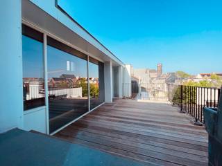 🏡 <strong>Stijlvol, instapklaar duplex-appartement in hartje Gent (hoek Posteernestraat/Onderbergen)</strong><br />✨ Wonen in de historische binnenstad van Gent én genieten van rust, ruimte en comfort? Dit prachtig gerenoveerde duplex-appartement op de 3e en bovenste verdieping van een herenhuis combineert het beste van beide werelden.<br />Ideaal voor expats die op zoek zijn naar een kwalitatieve en zorgeloze kortetermijnverhuur.<br />💶 <strong>Huurprijs:</strong> €1.800/maand<br />• €80/maand (garage) 🚗<br />• €60/maand (forfait algemene kosten)<br /><br />📐 <strong>Indeling:</strong><br /><strong>Eerste niveau (3e verdieping):</strong> inkomhal, apart gastentoilet, berging/wasplaats, zeer ruime leefruimte met gezellige corners, toegang tot een zeer groot en zonnig terras 🌞 (avondzon), volledig ingerichte keuken (dampkap, kookplaat, grote koelkast, vaatwas, combi-oven).<br /><strong>Bovenverdieping:</strong> nachthal, slaapkamer met aansluitende douchekamer met douche en lavabo, tweede slaapkamer, dressing, badkamer met ligbad, toilet en dubbele lavabo, aparte bureelruimte (of derde slaapkamer).<br /><br />🌟 <strong>Extra troeven:</strong><br />Rustige ligging in de historische binnenstad • Groot zonnig terras met avondzon • Afgesloten garageplaats 🚗 • Lift • Videofoon • Individuele tellers<br /><br />📅 <strong>Beschikbaar:</strong> onmiddellijk<br /><br />👤 <strong>Profiel:</strong> voorkeur expats of Phd – kortetermijnverhuur - domicilie verplicht - geen huisdieren 🚫!<br /><br />📞 <strong>Bezoeken:</strong><br />tine@tvevastgoed.be<br />0474 97 00 22<br /><br />👉 Laat u verrassen door de ruimte en de topligging van dit unieke appartement.<br />Interesse? Neem vandaag nog contact op!<br />