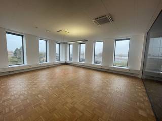 Instapklaar kantoor van 375 m² te huur op amper 5 min. rijafstand van de E17 te Zele.Het lichtrijke kantoor dat zich situeert op de derde verdieping,...