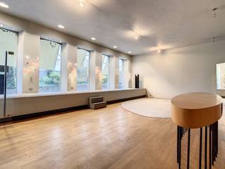 Te huur, handelspand met hoge visibiliteit op wandelafstand van het station te ZottegemOp een UITERST COMMERCIËLE LOCATIE treft u deze ideale stek om...