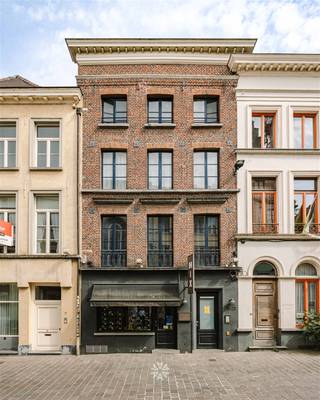 <p><span>GENT CENTRUM - Uniek en veelzijdig handelspand op toplocatie</span></p><p><span> </span></p><p><span>Pièce unique</span></p><p><span> </span></p><p><span>In het historische hart van Gent en omringd door talrijke trekpleisters, vinden we dit karaktervolle handelspand met enorm veel potentieel. </span></p><p><span>Gelegen in de Hoogpoort, geniet dit pand van een enorme visibiliteit en passage, een unieke opportuniteit voor tal van commerciële activiteiten.</span></p><p><span> </span></p><p><span>Indeling: </span></p><p><span>In de sous-sol bevindt zich de </span><span>oudste cocktailbar van Gent</span><span>: een authentieke en karaktervolle ruimte in een neoclassicistisch gebouw. De ruimte is uitgerust met barvoorzieningen, meerdere stockageruimtes, toiletten en een ventilatiesysteem. Een unieke setting die charme en cachet biedt.</span></p><p><span> </span></p><p><span>Het pand wordt verkocht in combinatie met een gelijkvloerse commerciële unit, die momenteel wordt uitgebaat als boetiek. Deze ruimte kan eenvoudig worden omgevormd tot kantoor/bureauruimte of geïntegreerd worden in het horecaconcept. Deze verdieping geniet daarenboven ook van een maximale visibiliteit.</span></p><p><span> </span></p><p><span> </span></p><p><span>Enkele troeven in een notendop: </span></p><ul><li><span>Centraal gelegen in het historische centrum van Gent</span></li><li><span>Veel passage en uitstekende visbiliteit.</span></li><li><span>Vergund voor horeca, maar veelzijdig inzetbaar</span></li><li><span>Authentieke charme</span></li><li><span>EPC Label B, asbestveilig en conforme elektriciteit</span></li></ul><p><span> </span></p><p><span> </span></p><p><span>Belangrijk: </span></p><p><span>Richtprijs: 475.000 EUR</span></p><p><span>EPC KNR: Label B (UC: 20250503-0003591509-KNR-2)</span></p><p><span>Geen renovatieverplichting</span></p><p><span> </span></p><p><span>Benieuwd naar deze commerciële opportuniteit? Contacteer Axel Lenaerts makelaars voor meer info via 09 245 24 24 of <span>Laurens@axellenaerts.be</span></span><span> </span></p>
