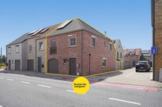 Recente (2020) halfopen woning op 112m² te Nieuwpoort-Stad. <br />Deze ruime en moderne woning biedt alles wat u nodig heeft voor comfortabel en stijlvol wonen. De woning omvat: inkomhal, leefruimte met open ingerichte keuken en inpandige garage. Op het verdiep zijn 3 ruime slaapkamers, vaste trap naar zolder waar een 4e slaapkamer gemaakt kan worden. <br />KIJKDAG zaterdag 4/7/26 van 14u tot 16u! (inschrijven via residentievastgoed.be)<br />De vermelde prijs is een richtprijs, elk bod wordt overgemaakt aan de eigenaar die zich het recht voorbehoudt het bod al dan niet te aanvaarden.<br />EPC: A (E-peil 45) <br />(Ref. NI27639)
