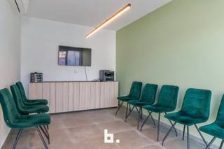 Dit lichtrijke, ruime (111m²) handelsgelijkvloers bevindt zich op een uitstekende locatie in het centrum van Beveren.<br />Bovendien beschikt het pand over meerdere parkeerplaatsen.<br /><br />De indeling van het pand met een commerciële toplocatie is als volgt:<br />- Vergaderruimte nabij de inkom vooraan<br />- Balie<br />- Polyvalente bureelruimte<br />- Keuken met eetplaats<br />- Apart bureel<br />- 2 aparte toiletten en doucheruimte<br />- Bergruimte<br />- Airconditioning<br />- 3 parkeerplaatsen<br /><br />Onmiddellijk beschikbaar<br />Huurprijs: €900 per maand<br />KI ten laste van de huurder