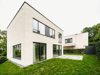 Deze nieuwe eengezinswoning met een bruto vloeroppervlakte (EPC) van ± 196 m² ligt in de directe nabijheid van het Lycée Français en de wijk Prins...
