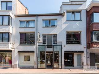 CONTACT<br />Jeroen Vandormael: jeroen@vastgoedvalkenborgh.be | 0498/05.76.72 <br /><br />BESCHRIJVING <br />Te midden in het bruisende centrum van Hasselt, aan de charmante Aldestraat 37, 39 en 41, bevindt zich dit prachtige opbrengsteigendom. Het bestaat uit een commerciële ruimte (180m²) en een ruim, instapklaar appartement met aparte toegang.<br /><br />Dit is dé opportuniteit voor investeerders of ondernemers die op zoek zijn naar een waardevol vastgoedobject in een levendige omgeving vol boetieks, trendy zaken en een dynamisch passerend publiek.<br /><br />De commerciële ruimte biedt tal van mogelijkheden dankzij de ruime indeling verdeeld over twee verdiepingen, een aparte opslagruimte, keuken, apart toilet en een uitnodigend terras op de eerste verdieping. Het handelspand is momenteel volledig vrij en biedt daardoor de ideale gelegenheid om onmiddellijk een activiteit te starten.<br /><br />Het bovenliggende appartement, momenteel gemeubeld verhuurd aan €750/maand exclusief kosten, beschikt over een eigen inkomhal, keuken, lichte leefruimte met terras, een slaapkamer met aansluitende badkamer (douche, lavabo en toilet) en biedt comfort in het hart van de stad.<br /><br />TROEVEN HANDELSPAND <br />- veiligheidsglas (handelspand) <br />- gegeerde buurt <br />- diverse mogelijkheden <br />- terras (eerste verdieping) <br />- voldoende stockagemogelijkheden <br />- mooi gebouw <br />- gezellige winkelstraat <br />- centrum Hasselt <br />- aparte keuken <br />- apart toilet <br />- alarmsysteem <br />- airco <br />- etalages <br /><br />TROEVEN APPARTEMENT <br />- centrum Hasselt <br />- goed onderhouden <br />- tijdloze inrichting <br />- trouwe huurder <br />- terras <br />- ruime slaapkamer <br /><br />BEKNOPT <br />Oppervlakte handelsruimte: ca180m² (92m² gelijkvloers - 88m² eerste verdieping) <br />Oppervlakte appartement: ca 60m² <br />EPC-score handelspand: D score <br />EPC-score appartement: E score <br />CV: aardgas (handelspand), elektriciteit (appartement) <br />Huurprijs handelspand: 1950 euro / maand (meteen beschikbaar) <br />Huurprijs appartement: 750 euro / maand excl. kosten (verhuurd) <br />Vraagprijs: op aanvraag. <br /><br />Meer info: www.vastgoedvalkenborgh.be 