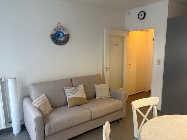 Gemeubelde studio op gelijkvloers met terrasje, vlak aan park en zee - foto 5