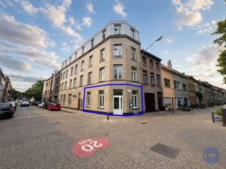 <p><span>Informations sur le local commercial :</span></p><p><span>Vous recherchez un local commercial soigné et polyvalent à Anvers ? Alors ce local situé au 2, Erwtenstraat, 2060 Anvers, vaut vraiment le détour. Le local a récemment fait l'objet d'une rénovation complète et offre un cadre soigné et moderne, adapté à diverses activités commerciales. Il dispose notamment d'un éclairage moderne, d'un sol carrelé pratique, d'une nouvelle chaudière, de sanitaires rénovés et d'un label EPC B, gage d'une bonne efficacité énergétique. Grâce à ses grandes baies vitrées, l’espace commercial bénéficie d’une lumière naturelle abondante et d’une agréable sensation d’ouverture. L'espace constitue un local brut idéal</span><span>,</span><span>pouvant être</span><span>aménagé</span><span>selon vos goûts et les besoins de votre activité</span><span>. De plus, le local dispose d'un WC séparé avec lavabo et d'un espace où il serait éventuellement possible d'installer une petite kitchenette.</span></p><p><span>Agencement</span></p><ul><li><span>Surface d'environ 67 m².</span></li><li><span>Salle de toilettes avec lavabo.</span></li><li><span>Utilisation possible : local commercial / espace de bureaux.</span></li><li><span>PEP B.</span></li><li><span>Chauffage par radiateurs. </span></li></ul><p><span> </span></p><p><span>Informations générales</span></p><ul><li><span>Loyer : 875 EUR/mois + 60 EUR/mois de précompte immobilier.</span></li><li><span>Disponible immédiatement.</span></li></ul><ul><li><span>Taxe foncière à la charge du locataire : environ 720 EUR/an.</span></li></ul><ul><li><span>Commission à la charge du locataire : 15 % du loyer annuel hors TVA.</span></li></ul><ul><li><span>Consommation individuelle de gaz, d'eau et d'électricité. </span></li><li><span>Caution : 6 mois.</span></li><li><span>L'établissement d'un état des lieux est négociable. </span></li></ul><p><span> </span></p><p><span>Immeuble</span></p><ul><li><span>Local commercial situé au rez-de-chaussée.</span></li><li><span>. </span></li></ul><p><span> </span></p><p><span>Situation</span></p><ul><li><span>Emplacement d'angle bien visible, bénéficiant d'une forte luminosité naturelle.</span></li><li><span>Emplacement intéressant pour diverses activités commerciales. </span></li></ul><p><span> </span></p><p><span>*Les informations contenues dans cette brochure sont fournies à titre indicatif : il appartient aux locataires potentiels de se charger eux-mêmes de l'obtention, de la vérification et de l'interprétation de ces informations.</span></p>