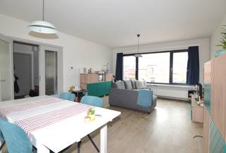 Gelegen op fietsafstand van het centrum van Mechelen, op wandelafstand van een lagere school, kinderopvang en winkels.Indeling: Inkomhal, lichtrijke...