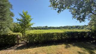 Itegem - Exclusieve villa van 540m² in authentieke stijl met praktijk-kantoorruimte op 17 are met zeer mooi landelijk vergezicht op de Netevallei en mooie aangelegde tuin en parkings.<br />De villa werd gebouwd met zeer degelijke materialen en exclusieve recuperatiemateriaal van kastelen en oude herenhuizen.<br />Omvat: inkomhal, praktijk-kantoorruimte met wachtruimte, toilet, ruime living met aanpalend een ruime orangerie, volledig ingerichte keuken met Aga fornuis, garage, berging, wijnkelder.<br />Op de verdiepingen: bibliotheek met veranda, leeshoek en open haard en buitenterras, 4 slaapkamers waarvan 1 zeer ruime slaapkamer of polyvalente ruimte met douche en voorzieningen voor een volledige badkamer, 2de badkamer + extra voorzieningen voor 3de badkamer, toilet.<br />Bouwjaar 2005 - perfecte staat van onderhoud. Ki 2.514 euro. <br />EPC 196 kwh/m² - energielabel B simulatie met thans in uitvoering zijnde verbeteringen (voor verbeteringen 210 kwh/m² - UC3864279RES2).<br />CV met aardgas hoogrendement condenserend en deels met warmtepomp.<br />Totale vloeroppervlakte: 540m². <br />De villa is voorzien van een liftkoker van gelijkvloers tot 2de verdieping.<br />Stedenbouwkundige info: woongebied met landelijk karakter en achterkant tuin in landschappelijk waardevol agrarisch gebied - vergunning uitgereikt - verkavelingsvergunning - geen rechterlijke herstelmaatregel of bestuurlijke maatregel opgelegd - geen maatregelen in het Vlaams handhavingsplatform - voorkooprecht ruimtelijke ordening.<br />Niet overstromingsgevoelig - gebouwscore A - perceelscore A.