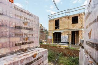 <p><span>Nieuwbouwwoning met drie slaapkamers op uiterst centraal doch rustig gelegen perceel te Zonhoven.</span></p><p><span> </span></p><p><span>Ontworpen voor gezinnen en levensgenieters die nét dat tikkeltje meer verwachten. Elke woning heeft haar eigen karakter en indeling, steeds uitgerust met de beste materialen en nieuwste technieken.</span></p><p><span> </span></p><p><span>Belangrijkste troeven:</span></p><p><span>- Centrale en zeer rustige ligging</span></p><p><span>- Kwalitatief afgewerkt</span></p><p><span>- Bewoonbare oppervlakte van 200,49m²</span></p><p><span>- Carport</span></p><p><span>- E-peil 20 met optie tot E10 of E0</span></p><p><span>- Warmtepomp, Zonnepanelen en Ventilatie D</span></p><p><span>- Eigen keuze tot afwerken van woning</span></p><p><span> </span></p><p><span>Bekijk zeker ook de grondplannen met de afmetingen. Zo krijgt u van thuis uit al een perfect beeld van wat deze woning te bieden heeft!</span></p><p><span> </span></p><p><span>Wenst u meer info of een vrijblijvende afspraak, contacteer dan ons kantoor op het nummer 011 85 15 15 en wij helpen u graag verder.</span></p>