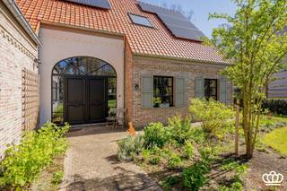 Villa located in Brasschaat including very spacious living space, open equipped kitchen, 3 to 5 bedrooms, 2 bathrooms, double indoor garage and...
