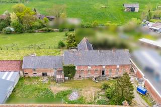 Dans le centre de Quévy-le Petit située dans un cul de sac, partie d'une ancienne ferme en carré avec jardin intérieur comprenant le corps...