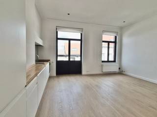 Tussen de Zavel en het Egmontpark, dit charmant appartement van 56m² (volgens EPB) voor, gelegen op de 2de verdieping van een gebouw zonder lift, Rue des Minimes 54 in Brussel. De geoptimaliseerde indeling en de mooie volumes maken er een aangename en functionele leefruimte van. Het appartement bestaat uit een lichtrijke leefruimte met volledig uitgeruste open keuken van 30 m², een slaapkamer van 12 m², een douchekamer en een aparte toilet. Een terras van 7 m² sluit aan op de slaapkamer aan de achterzijde, terwijl een klein balkon de voorgevel siert. De verwarming is individueel op gas en het appartement beschikt overal over dubbel glas. De maandelijkse kosten bedragen €90 (provisie voor de gemeenschappelijke kosten en het privatief waterverbruik). Zeker te bezoeken.