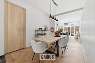 <p><span>Magnifique maison de ville de 3 chambres au cœur de Saint-Trond. </span></p><p><span> </span></p><p><span>Vous recherchez une maison élégante, prête à emménager, dans un emplacement de choix ? Alors cette charmante maison de ville située dans la Toekomststraat est exactement ce qu’il vous faut. La maison date à l'origine de 1930, mais elle a été entièrement rénovée au fil des ans et aménagée avec le souci du détail. Vous y profiterez d'un confort de vie contemporain dans une demeure de caractère.</span></p><p><span> </span></p><p><span>En entrant dans la maison, vous découvrez un hall d’entrée soigné qui donne accès à l’agréable pièce à vivre. La salle à manger lumineuse s’ouvre naturellement sur la cuisine ouverte entièrement équipée, où la cuisine et la convivialité occupent une place centrale. Les doubles portes vous mènent à l’agréable terrasse, un endroit idéal pour se détendre. À côté de la cuisine se trouvent un débarras pratique et des toilettes séparées pour les invités.</span></p><p><span> </span></p><p><span>L'ascenseur, véritable atout supplémentaire, vous emmène confortablement au premier étage. Vous y trouverez deux chambres spacieuses, une buanderie pratique et une salle de bains moderne, équipée d'une douche à l'italienne, d'un meuble-lavabo et de toilettes supplémentaires.</span></p><p><span> </span></p><p><span>Les combles, entièrement aménagés, offrent de nombreuses possibilités et servent aujourd’hui de bureau. La maison dispose également d’une cave, idéale pour bénéficier d’un espace de rangement supplémentaire. Enfin, il y a le grenier, spacieux et entièrement aménagé, qui peut être utilisé comme troisième chambre.</span></p><p><span>L'emplacement est sans aucun doute l'un des principaux atouts de cette maison. Située au centre de Saint-Trond, elle se trouve à quelques minutes à pied des commerces, supermarchés, restaurants, écoles et transports en commun. Vous profitez ainsi chaque jour du confort de la vie en ville, avec toutes les commodités à portée de main.</span></p><p><span> </span></p><p><span>Formule de prévente</span></p><p><span>Ce bien est proposé dans le cadre de la formule de prévente. Le 23 juillet 2026, entre 16 h et 19 h, vous pourrez visiter le bien exclusivement sur rendez-vous et faire une offre. Le prix indiqué est un prix de départ.</span></p><p><span> </span></p><p><span>Cette magnifique propriété a éveillé votre curiosité ? Alors, planifiez vite votre visite ! Vous avez des questions ou souhaitez obtenir plus d’informations ? N’hésitez pas à contacter l’un de nos collaborateurs au 011 36 24 24. Nous nous ferons un plaisir de vous aider.</span></p><p><span> </span></p><p><span>Les surfaces indiquées sont données à titre indicatif. Canius Real Estate ne peut être tenu responsable de l'exactitude des informations fournies.</span></p><p><span> </span></p>