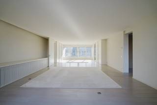 Indeling: 2e Verdiep:- royale inkomhal met vestiaire en gastentoilet- lichtrijke en ruime leefruimte - luxueuze keuken voorzien van veel...