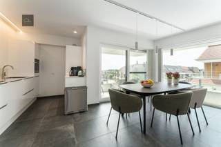 Recent en instapklaar hoekappartement (2023) in het centrum van Middelkerke, op wandelafstand van zee/horeca, alle winkels en park. Het...