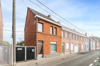 <p>Charmante halfopen woning in Lebbeke, vlak bij openbaar vervoer en invalswegen.</p>
<p>Deze woning uit 1931 combineert een groene ligging met een praktische bereikbaarheid nabij het station en alle voorzieningen. De ruime garage en grote oprit zorgen ervoor dat parkeren hier nooit een probleem is. Achteraan geniet je van een gezellige tuin met groen uitzicht en tal van mogelijkheden om te ontspannen, tuinieren of spelen. Binnen biedt de woning een lichtrijke leefruimte, drie slaapkamers en verschillende functionele ruimtes met veel potentieel voor wie graag naar eigen smaak moderniseert. Een interessante opportuniteit voor wie een huis wil kopen in een rustige en groene omgeving van Lebbeke.</p>
<p> </p>
<p>Belangrijkste ruimtes:<br />• Inkomhal met toegang tot de leefruimtes<br />• Ruime living (35 m²) met veel lichtinval<br />• Keuken (11 m²) met oven, elektrische kookplaat en ingemaakte kasten<br />• Veranda (7 m²) met zicht op de tuin<br />• Badkamer (11 m²) met ligbad, toilet en wastafel<br />• Berging (13 m²) met technische ruimte<br />• Garage (13 m²) met kantelpoort<br />• Gezellige tuin (499 m²) met groen uitzicht<br />• Slaapkamer (19 m²)<br />• Slaapkamer (10 m²)<br />• Slaapkamer (5 m²)<br />• Kelder (7 m²)</p>
<p>Troeven:<br />• Ruime garage en grote oprit voor meerdere wagens<br />• Grote tuin in een groene omgeving met open uitzicht<br />• Veel potentieel en vlotte verbinding nabij station en voorzieningen</p>
<p> </p>
<p>Neem vandaag nog contact op met je makelaar voor een bezoek.</p>
<p>JOUW DROOMHUIS. ZO GEVONDEN!</p>