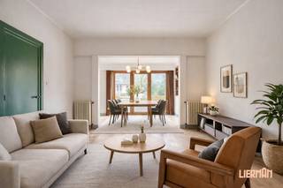 -- Bezoekmoment enkel op afspraak --<br /><br />Aan de statige Parklaan, vlak aan de ingang van de groene Osbroekdreef, bevindt zich dit unieke herenhuis boordevol potentieel. De woning ademt karakter en authenticiteit, met hoge plafonds, royale ruimtes en indrukwekkende raampartijen die zorgen voor een overvloed aan natuurlijk licht. <br /><br />Hoewel de woning renovatie vereist, biedt ze een uitzonderlijke basis voor wie op zoek is naar ruimte, rust en veelzijdigheid. De diepe, grote tuin vormt een oase van groen en privacy, ideaal voor gezinnen, tuinliefhebbers of wie droomt van een buitenruimte met mogelijkheden. <br /><br />Deze burgerwoning is perfect gelegen rechtover restaurant Kelderman en de Osbroek met al haar sportfaciliteiten. U bent zo het stadspark in maar evengoed te voet meteen in het centrum van Aalst. De oprit E40 bereikt u in minder dan 5 minuten. <br /><br />Troeven van deze woning: <br />- Grote bewoonbare oppervlakte met hoge plafonds <br />- Prachtige lichtinval dankzij de grote raampartijen <br />- Diepe tuin met veel potentieel <br />- Polyvalente indeling: ideaal voor praktijk aan huis, atelier, kantoor of thuiswerk <br />- Gelegen op een toplocatie <br /><br />Deze woning is perfect voor wie houdt van karaktervolle architectuur en een renovatieproject niet uit de weg gaat. Laat je inspireren door de ruimte en de ligging, en maak van deze woning jouw unieke thuis of werkplek. <br /><br />Laat u verrassen en kom een kijkje nemen! Contacteer ons via info@immolierman.be of 053 / 89 99 66.