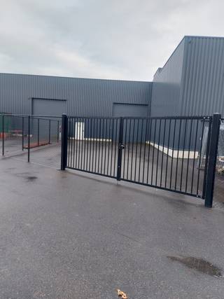<p><strong>Loods / KMO-unit – 215 m² met privatieve buitenruimte in Willebroek</strong></p><p>Deze <strong>functionele en strategisch gelegen hangaar</strong> bevindt zich in een <strong>KMO-zone / industriegebied te Willebroek</strong>, een locatie met vlotte verbinding met de A12 en uitstekende bereikbaarheid voor professionele activiteiten.</p><p>Het gebouw heeft een <strong>oppervlakte van 215 m²</strong> en is uitgerust met een <strong>elektrische sectionaalpoort</strong>, wat zorgt voor een vlotte toegang voor voertuigen en leveringen. Binnenin is er de <strong>mogelijkheid tot het creëren van een sanitaire hoek en/of kitchenette</strong>, waardoor de unit eenvoudig kan worden aangepast aan diverse professionele noden.</p><p>Voor de hangaar bevindt zich een <strong>privatieve, omheinde buitenruimte van circa 150 m²</strong>, ideaal als parkeer-, stockage- of manoeuvreerruimte. Deze privatieve zone verhoogt zowel het gebruikscomfort als de veiligheid.</p><p>De hangaar is <strong>momenteel verhuurd</strong> (huurprijs: <strong>€ … / maand – nog te bevestigen</strong>), wat dit pand ook bijzonder interessant maakt als <strong>investeringsvastgoed</strong> met onmiddellijk rendement.</p><p>Een veelzijdige en waardevaste opportuniteit voor ondernemers of investeerders op zoek naar een kwalitatieve KMO-unit in Willebroek.<br /><br />✅ 215 m² bruikbare binnenruimte<br />✅ Elektrische poort<br />✅ Mogelijkheid tot sanitaire voorzieningen / kitchenette<br />✅ ± 150 m² privatieve, omheinde buitenruimte<br />✅ Industriegebied naast oprit A12<br />✅ Momenteel verhuurd – interessante investering</p>