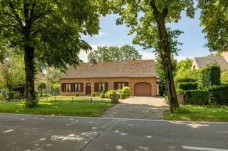<strong>INDELING</strong><br />Bij het betreden van deze woning kom je in de inkomhal uitgerust met gastentoilet en vestiaire. De ruime leefruimte met aansluitend de veranda geeft een mooi zicht op de zuidwest gerichte tuin. Langs de woonkamer ligt de gesloten keuken met koele berging. Verder zijn er op het gelijkvloers nog 2 slaapkamers, een badkamer met ligbad, wastafel en toilet. Tot slot is er nog een inpandige garage en een ruime wasplaats.<br />De zolderverdieping biedt uitbreidingsmogelijkheden.<br />Achteraan op het perceel staat nog een garage met overdekt terras of werkplaats.<br /><br /><strong>BIJZONDERHEDEN</strong><br />De woning is volledig uitgerust met rolluiken. Met een EPC score D is er geen renovatieplicht. <span>De vermelde “bewoonbare oppervlakte” is gebaseerd op de “bruikbare vloeroppervlakte” zoals vermeld in het EPC.</span><br /><br /><strong>POSITIEVE ASPECTEN</strong><br />Zuid-west gericht<br />Uitbreidingsmogelijkheden<br />Mooi uitzicht<br />Ruim bijgebouw <br />Naar eigen smaak op te frissen