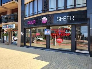 Spacieuse propriété commerciale (168m²) avec diverses possibilités à vendre.Situé au centre d'Oostduinkerke-Bad, sur la Koninklijke Baan entre...