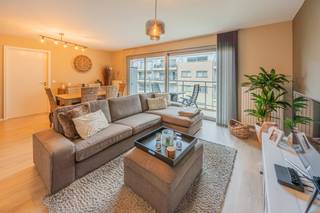 Dit lichtrijke en instapklare appartement op de tweede verdieping combineert ruimte, comfort en een aangename woonbeleving op een centrale ligging in Willebroek. Winkels, scholen en dagelijkse voorzieningen bevinden zich in de directe omgeving, met een vlotte aansluiting naar omliggende gemeenten en belangrijke verbindingswegen.<br /><br />Bij het binnenkomen valt de openheid en het natuurlijke licht meteen op. De leefruimte met open keuken vormt een harmonieus geheel waar gezelligheid en functionaliteit samenkomen. Grote raampartijen versterken het ruimtegevoel en geven toegang tot het terras over de volledige breedte, een ideale plek om te ontspannen.<br /><br />De twee volwaardige slaapkamers zijn praktisch ingericht en afgewerkt in een tijdloze stijl. De ruime badkamer met inloopdouche en dubbele wastafel biedt hedendaags comfort, aangevuld met een aparte berging voor extra gebruiksgemak.<br /><br />Het appartement is bovendien rolstoeltoegankelijk en maakt deel uit van een verzorgd geheel met bijkomende faciliteiten, waaronder een gemeenschappelijke fitnessruimte.<br /><br />Een ondergrondse berging en ruime autostaanplaats zijn verplicht mee aan te kopen mits een meerprijs.<br /><br />Met een EPC-label A en een conform elektriciteitsattest is dit een energiezuinige en zorgeloze investering.