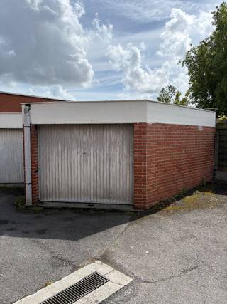 Garagebox te koop 18,88m² in Roeselare <br /><br />Oppervlakte van de garagebox is 18,88m². <br />Er is elektriciteit aanwezig.