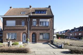 Een leuke woning in Burcht, ideaal gelegen vlakbij winkels, openbaar vervoer en belangrijke invalswegen.We komen de woning binnen via de...