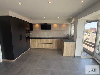 Dit mooi gerenoveerd appartement bevindt zich op wandelafstand van het centrum van Wellen.<br />Vloeren, ramen, keuken, badkamer en technieken werden vernieuwd. <br /><br />Bij de binnenkomst komen we in de inkomhal met daarin een vestiairehoek. Vanuit de inkomhal hebben we toegang tot de leefruimte, waar zich een open keuken, de woonkamer en het terras bevindt. Verder vinden we op de tweede verdieping het gastentoilet, een eerste slaapkamer en de was-/bergplaats.<br /><br />In deze was-/bergplaats is er een trap naar de derde verdieping. Hier biedt de nachthal toegang tot de badkamer en nog drie ruime slaapkamers. <br /><br /><span>*De vermelde bewoonbare oppervlakte is indicatief en overgenomen uit het EPC verslag. JM Vastgoed kan niet verantwoordelijk gesteld worden voor de juistheid van de verstrekte gegevens.</span>