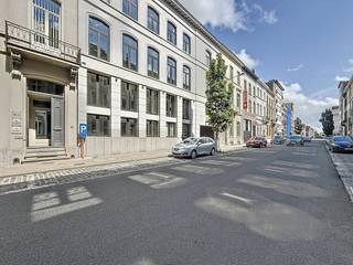 Op zoek naar instapklare kantoorruimtes met parking op een toplocatie in Kortrijk? Ontdek deze representatieve kantoren met 18 achterliggende parkeerplaatsen, ideaal gelegen tussen het station en het Gerechtsgebouw, en op wandelafstand van de Grote Markt in Kortrijk.Indeling:Gelijkvloers: 178m²1ste Verdiep: 225m²2de Verdiep: 225m²3de Verdiep: 225m²4de Verdiep: 178m²Het gebouw omvat een totale kantooroppervlakte van ca. 850 m², exclusief kelder en zolderverdieping en kan gehuurd worden per volledig verdiep of in zijn totaliteit. Dit biedt flexibiliteit voor groeiende bedrijven of organisaties die modulair willen uitbreiden.Het gebouw is uitgerust met moderne voorzieningen die het comfort, de energie-efficiëntie en de connectiviteit van uw onderneming garanderen:- Ventilatiesysteem- Warmtepomp (verwarming en koeling)- Hoogspanningscabine- Zonnepanelen- Toegangscontrole- UTP-bekabeling- Fiber Proximus- LiftBij het pand horen eveneens 18 parkeerplaatsen aan de achterzijde, waarvan 6 met laadmogelijkheid voor elektrische wagens. Dit is een grote troef in het centrum van Kortrijk, waar parkeergelegenheid vaak schaars is.Bent u op zoek naar een kantoorruimte te huur in Kortrijk? Contacteer ons voor meer informatie of een bezoek ter plaatse.