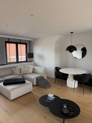 Modern en lichtrijk appartement te koop in het centrum van Stabroek.<br /><br />Dit verzorgd en instapklaar appartement biedt alles wat je nodig hebt voor comfortabel wonen.<br /><br />Indeling:<br />- Ruime en lichte woonkamer met toegang via een schuifraam naar het terras.<br />- Moderne volledig ingerichte keuken met oven, combi-oven en vaatwasmachine.<br />- 2 kamers waarvan 1 slaapkamer en een mogelijkheid tot een 2de slaapkamer.<br />- Moderne badkamer met 2 lavabo's, inloopdouche en toilet.<br />- Wasplaats met een 2de toilet.<br />- Zolder toegankelijk via uitschuifbare trap.<br />- Grote garage mogelijkheid om 2 auto's in te zetten deze deel je wel met de onderburen en een ruime berging die op slot kan.<br /><br />Troeven van het appartement:<br />- Instapklaar en goed onderhouden.<br />- Gunstige EPC.<br />- Rolluiken vanachter. <br />- 2 toiletten. <br />- Vlakbij centrum dichtbij winkels, openbaar vervoer en autosnelweg.<br />- Ideaal voor starters en koppels.<br /><br />Dit appartement combineert comfort, stijl en een goede ligging. Perfect voor wie zorgeloos wil wonen.<br /><br />Interesse?<br />Neem gerust contact op voor meer informatie of om een bezoek in te plannen.