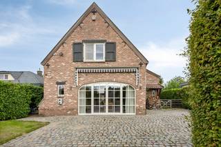 <p>Spacious, move-in-ready family home with <strong>3 bedrooms</strong> and a <strong>living area of 220 m²</strong>, located in a prime location in Sint-Job and offering an ideal combination of comfort &, and space. </p><p>Layout: </p><p>Ground floor: </p><ul><li>Upon entering the home, you’ll find yourself in the entry hall, which features a coat closet and a separate restroom. </li><li>From here, you reach the bright living area, which features a cozy fireplace. The large windows provide pleasant natural light and a connection to the garden. </li><li>Adjacent to this is an office space. </li><li>At the front of the home is the spacious kitchen, equipped with: a sink, dishwasher, large oven with gas stove, separate combination oven, and built-in cabinets. </li><li><p>Behind the kitchen is the laundry room with connections for a washer and dryer. </p><p>On the first floor is the night hall with additional desk space. There are also three very spacious and bright bedrooms, all equipped with built-in closets. The bathroom features a bathtub, walk-in shower, and double sink. Garden: Beautiful covered terrace with an outdoor fireplace and BBQ. Sunny garden of over 500 m² with a garden shed. Side entrance to the property with a covered area (ideal for bicycles and trash cans) and a sink. Additional highlights: Solar panels - Renovated in 2005 - EPC: 266 kWh/m² (C-score -> NO renovation obligation) - Central location within walking distance of shops, restaurants, and public transportation - Residential area; no VKR, Vg, Gmo, or Gvv restrictions - Not listed in the measures register For more information, visit www.coenenvastgoed.be or call 03/375.82.92</p></li></ul>